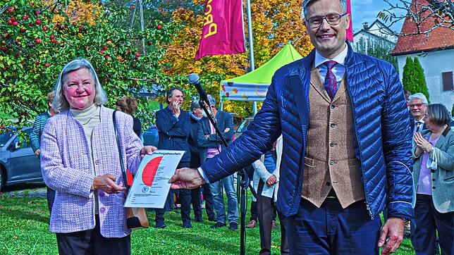 Die Stifterin Sophie Schwörer (links) erhielt aus der Hand von Sigmaringens Bürgermeister Marcus Ehm den Baufreigabeschein mit dem Roten ...