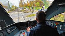 Arno Langer, Lokführer bei der Schweizer Bundesbahn (SBB) Deutschland, fährt auf den Haltepunkt Wollmatingen zu. Aber er muss vor dem ...