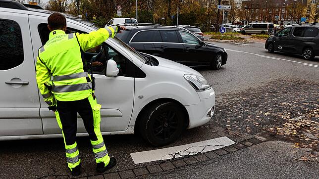 Sie sorgen für Ordnung, wenn der Ansturm auf die Konstanzer Innenstadt groß ist: die Verkehrskadetten. Auch in der Vorweihnachtszeit ...