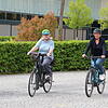 Die Radverkehrsbeauftrage Petra Jacobi (rechts) fährt genauso gern Rad, hier auf einem der neuen städtischen Pedelecs, wie ...