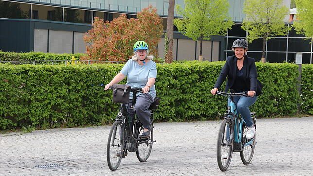 Die Radverkehrsbeauftrage Petra Jacobi (rechts) fährt genauso gern Rad, hier auf einem der neuen städtischen Pedelecs, wie ...
