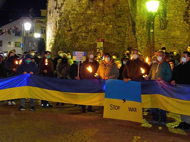 Etwa 160 Bürgerinnen und Bürger waren vor das Rathaus in Tiengen gekommen um ihrer Solidarität mit den kriegsgebeutelten Ukrainern mit ...
