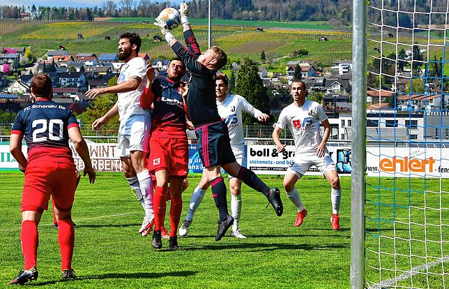 Foulspiel? Der Erzinger Vassilios Dimitriadis (links) soll sich hier im Luftkampf regelwidrig gegen Abwehrspieler Laurens Diemer oder ...