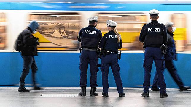 Die Bundespolizei Weil am Rhein hat am Dienstag 21 Personen im Nachtzug zwischen Basel SBB und Basel Badischer Bahnhof die Einreise nach ...