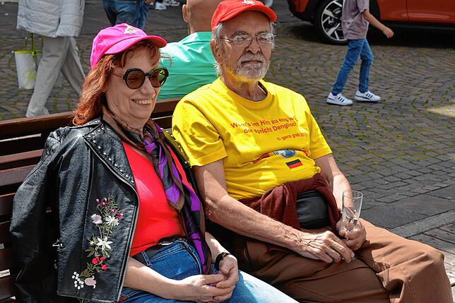 Einfach mal hinsetzen und schauen, wer und was sich so alles in der Stadt bewegt, das machten auch diese beiden Besucher.