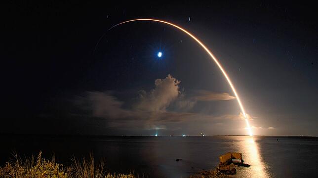 Eine SpaceX Falcon 9-Rakete mit 21 Starlink-Satelliten hebt in Florida ab. Bis zu 42.000 Satelliten will allein das ...