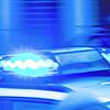 Die Polizei (Symbolbild) musste am Wochenende unter anderem zu Unfällen mit schwer Verletzten ausrücken.