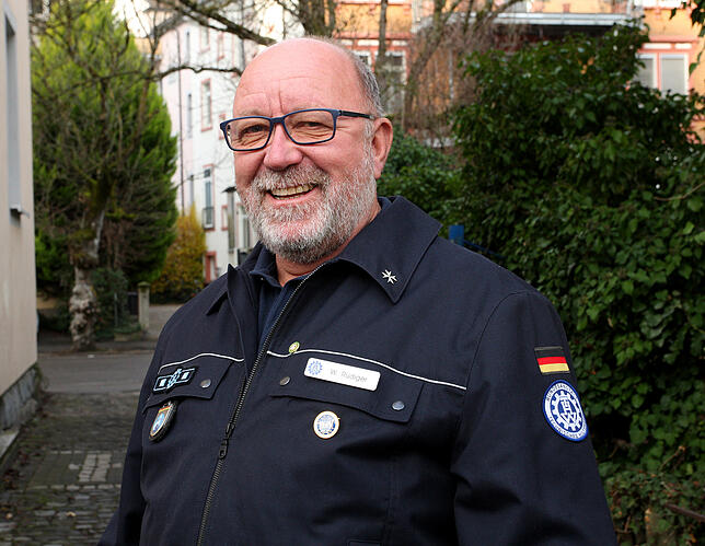 Wolfgang Rüdiger war 25 Jahre Zugführer beim THW, Ortsverband Konstanz. Seit 1994 leistet er zahlreiche Auslandeinsätze, insbesondere in ...