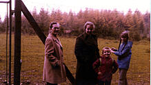 Karin Gäng (Zweite von rechts) und Ulrike Gäng (rechts) mit Großmutter und Mutter im Wildgehege Waldshut im Jahr 1976, als die ...