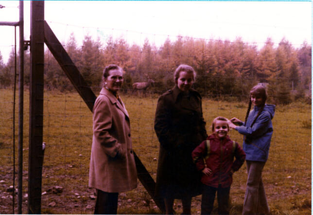 Karin Gäng (Zweite von rechts) und Ulrike Gäng (rechts) mit Großmutter und Mutter im Wildgehege Waldshut im Jahr 1976, als die ...