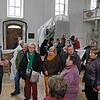 Karl Hermann (links) vom Bauförderverein St. Martin erläuterte den Besuchern die bisherigen Sanierungsmaßnahmen in der Stadtkirche.