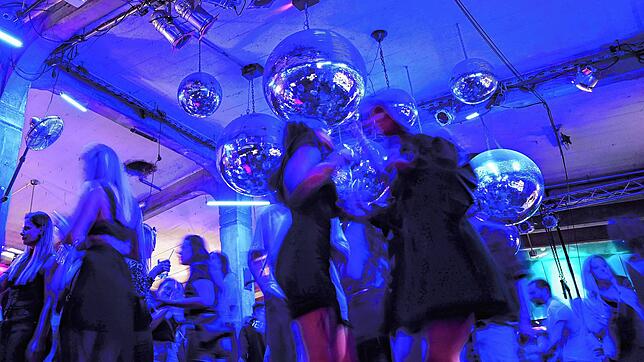 Dutzende Menschen tanzen zur Musik im Club Kantine in Ravensburg. In Clubs und Diskotheken müssen Ungeimpfte nach den aktuellen Regeln ...