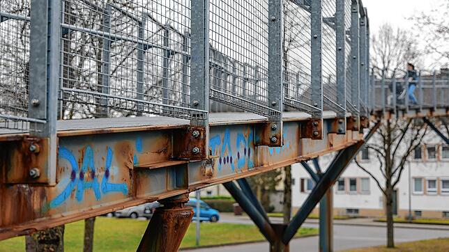 Rostflecken, soweit das Auge reicht: Der Haselbrunnsteg befindet sich in keiner guten Verfassung, allzu viele Jahre kann die ...