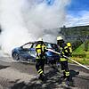 Zwei Einsatzkräfte der Feuerwehrabteilung Riedheim löschen das brennende Auto.