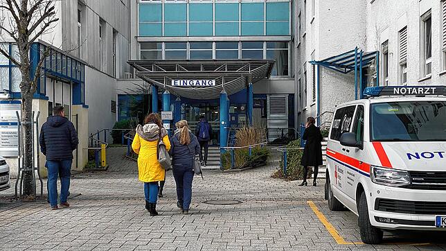 Mitarbeiter betreten das Krankenhaus Radolfzell: Dieses Bild wird bald der Vergangenheit angehören.