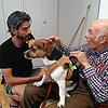 Hermann Metzger (rechts) und sein Hund Dana bei einem Besuch in der Sammelunterkunft in Salem, wo der aus Syrien geflüchtete Hussein ...