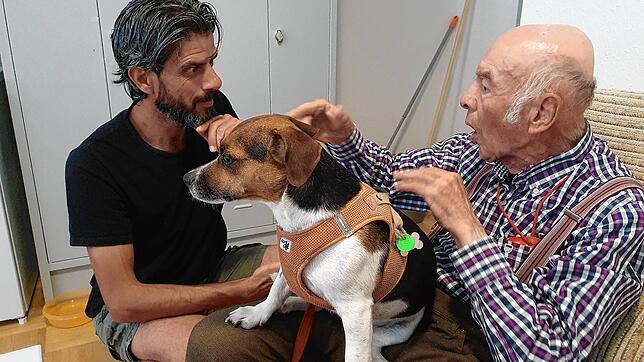 Hermann Metzger (rechts) und sein Hund Dana bei einem Besuch in der Sammelunterkunft in Salem, wo der aus Syrien geflüchtete Hussein ...
