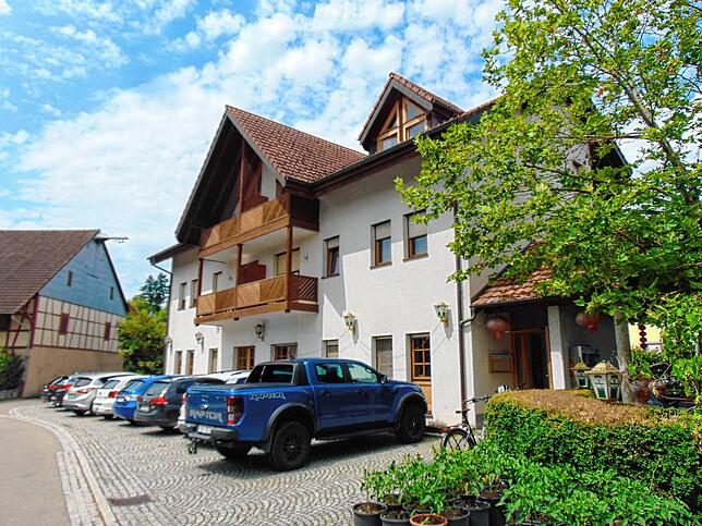 Mitten im Dorf von Dettighofen &ndash; das &bdquo;Gasthaus Löwen&ldquo;.