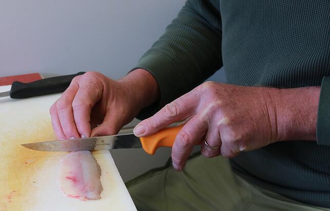 Indem die Fischer die Filets einschneiden, rücken sie den unliebsamen Gräten im Muskelfleisch der Tiere zu Leibe. Das geht von Hand, ...