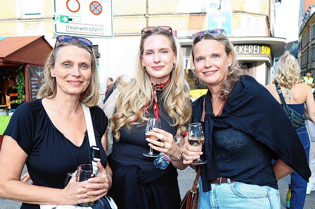Bild 13: Volle Gläser und beste Stimmung: So ging’s beim Konstanzer Weinfest 2025 weiter