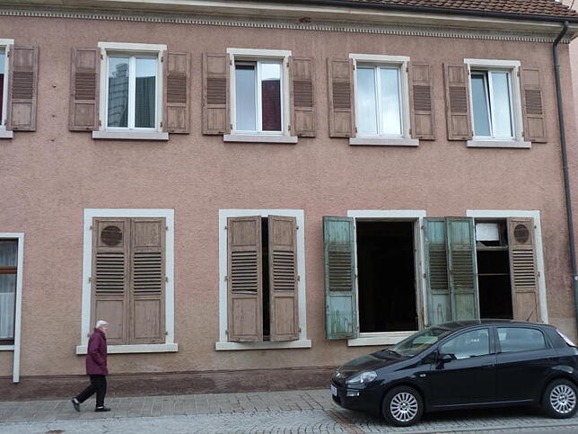 Die geöffneten Fenster in ehemaligen Löwen verraten, dass sich hier was tut. .Bild: Gabi Lendle