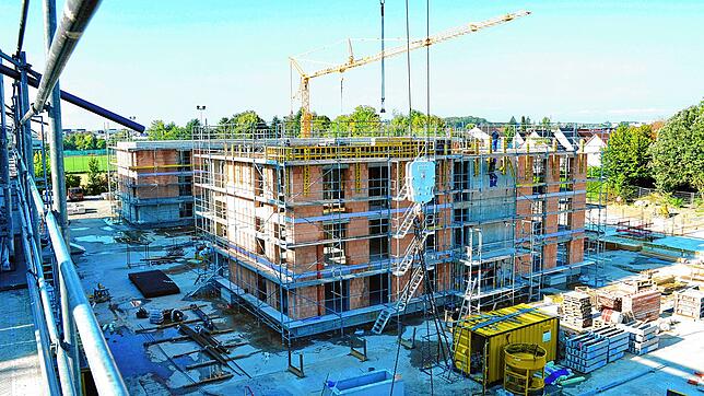 Blick von der Dachterrasse des Hauses 1 auf die Häuser 3 und 4. Bei den beiden Häusern ist der Rohbau fast fertig abgeschlossen und ...