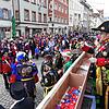 Beim Schlussappell der Katztenmusik auf dem Latschariplatz im Jahr 2020 verteilt Generalfeldmarschall und erster Vorsitzender Dominik ...