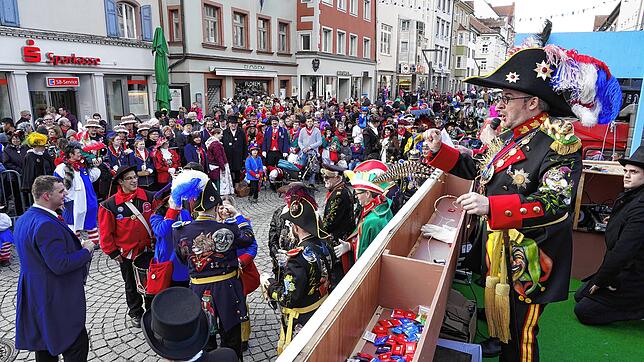 Beim Schlussappell der Katztenmusik auf dem Latschariplatz im Jahr 2020 verteilt Generalfeldmarschall und erster Vorsitzender Dominik ...