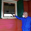 Vorsitzender Manfred Merz deutet auf das eingeschlagene Fenster über das sich die Vandalen Zugang zur Vereinshütte des SV Storzingen ...