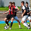 Bedrängt: Der Rheinfelder Jeremy Stangl (links) deckt den Ball gegen zwei Spieler des SV Kirchzarten ab, musste sich aber mit torlosen ...
