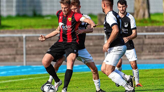 Bedrängt: Der Rheinfelder Jeremy Stangl (links) deckt den Ball gegen zwei Spieler des SV Kirchzarten ab, musste sich aber mit torlosen ...