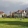 Blick auf den von Sicherheitszäunen umgebenen forensischen Bereich des ZfP Reichenau. In der Einrichtung kam es am späten Montagabend zu ...