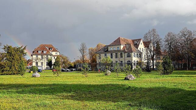 Blick auf den von Sicherheitszäunen umgebenen forensischen Bereich des ZfP Reichenau. In der Einrichtung kam es am späten Montagabend zu ...