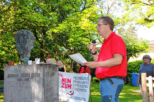 Beim Denkmal des Hitler-Attentäters hält der Protestzug an. Georg Elser wurde vor 80 Jahren hingerichtet. Markus Sonnenschein erinnert ...