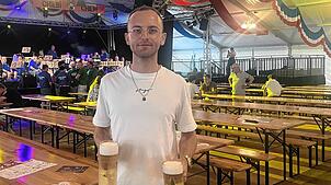 Luca Locher ist der neue Festwirt der Waldshuter Chilbi. Ein halber Liter Festbier kostet auf dem 557. Heimatfest 5,30 Euro.