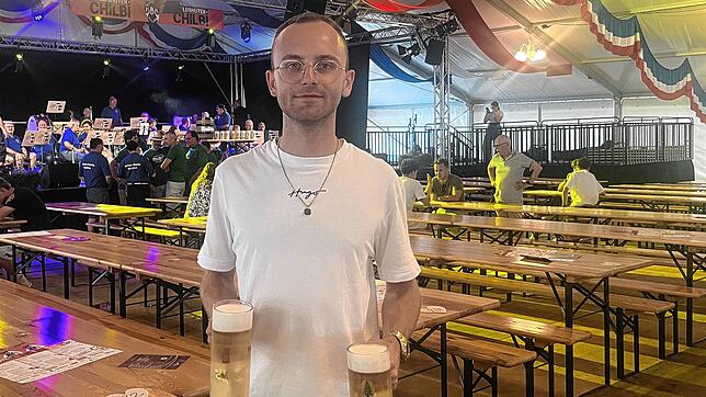 Luca Locher ist der neue Festwirt der Waldshuter Chilbi. Ein halber Liter Festbier kostet auf dem 557. Heimatfest 5,30 Euro.