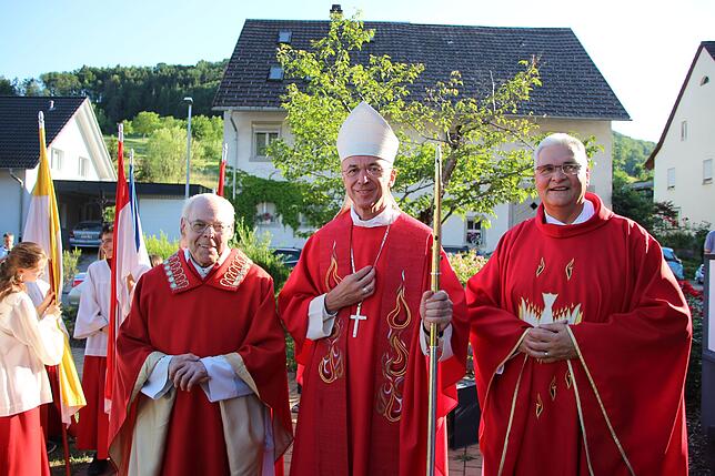 Die 50-jährige Priestertätigkeit in Eggingen von Pfarrer Hans-Jürgen Allgaier (links) wird am kommenden Sonntag groß gefeiert. Das ...