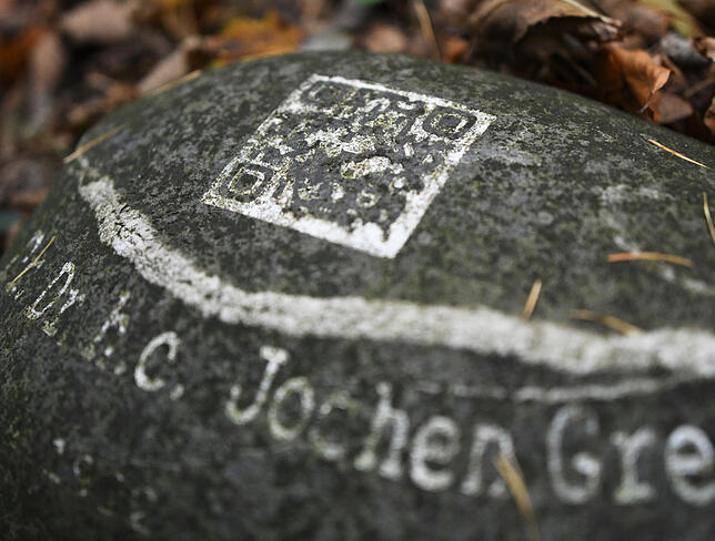 Ein Grabstein mit QR Code liegt auf dem Friedhof. Der digitale Abschied ist Bestandteil der Trauerkultur . Bild: dpa