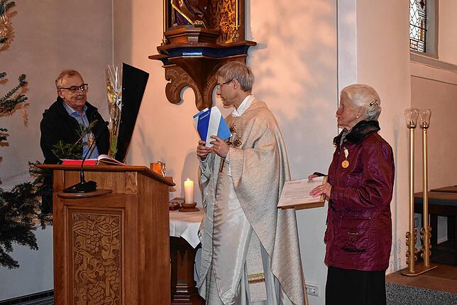 Pfarrgemeinderat Thomas Hepp (links) dankte Gisela Isele für ihre jahrzehntelangen Dienste in der Kirche mit einem Präsent des ...