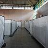 Blick in die Mettnauhalle in Radolfzell, als dort Anfang 2022 gerade Trennwände und Betten für die Flüchtlinge eingebaut worden waren. ...