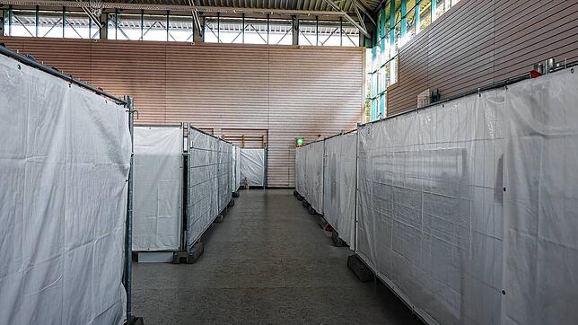 Blick in die Mettnauhalle in Radolfzell, als dort Anfang 2022 gerade Trennwände und Betten für die Flüchtlinge eingebaut worden waren. ...