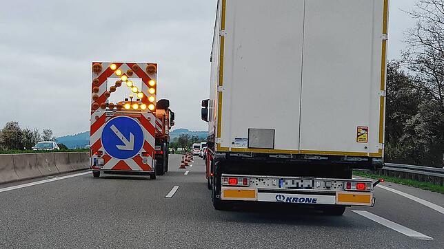 Linke Spur gesperrt: Auf der A81 zwischen Geisingen und Tuningen findet am Vormittag des 10. April auf dem Parkplatz Räthisgraben eine ...