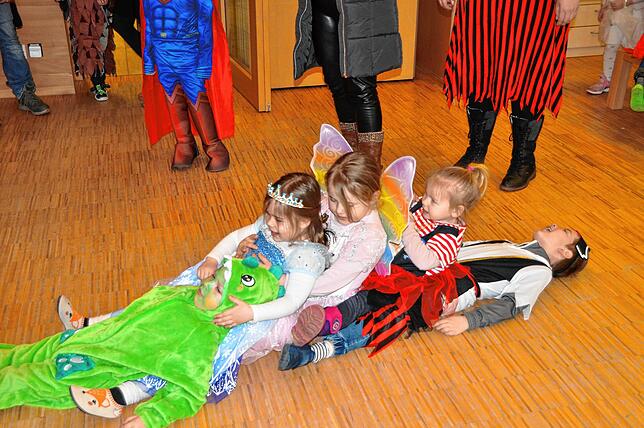 Bild 1: Narren befreien Kindergartenkinder in Hepbach und Leimbach – Die schönsten Bilder!