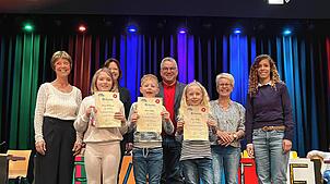 Nach dem Vorlesewettbewerb (von links): Eva Keiler, Elenor Rothmund, Silke Regitz, Eliam Schön, BM Ralf Baumert, Pepe Voigt, Sabine Baum ...