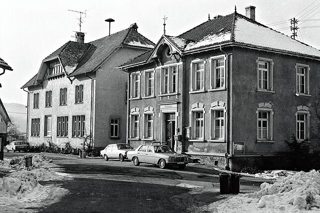 Altes Rathaus Oberlauchringen (rechts) und alte Schule (links) aus dem Jahre 1991.