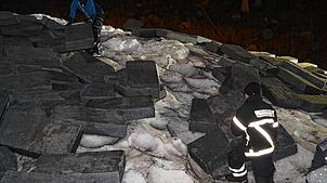Zur großen Helferschar stoßen Feuerwehrmänner hinzu, um die Isolier-Abdeckung des künstlichen Schwarzwald-Gletschers abzunehmen.