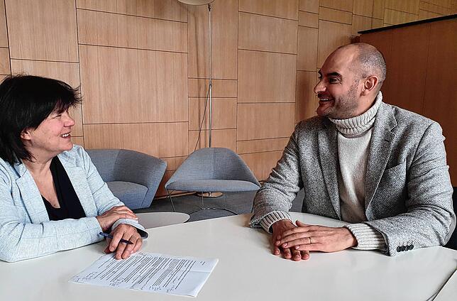 SÜDKURIER-Korrespondentin Ulrike Bäuerlein im Gespräch mit Danyal Bayaz.
