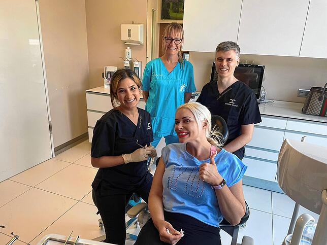 Daniela Katzenberger (vorne) ist für ein strahlend schönes Lächeln in der Dorow-Klinik in Waldshut.