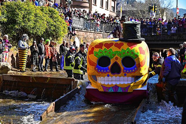Bild 23: Die besten Bilder der Schramberger Bachnafahrt am Rosenmontag
