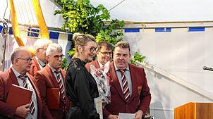 Ein Höhepunkt beim Waldfest des Männergesangvereins Sängerlust in Ippingen: Vorsitzender Armin Zeller (rechts) ernennt die Dirigentin ...